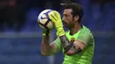 Antonio Mirante. Kiper asli Italia yang masih aktif bermain ini berusia 37 tahun, 9 bulan dan 3 hari saat melakoni laga melawan Bologna di Liga Italia, 11 April 2021 lalu. Sejak musim 2018/2019 telah bermain dalam 32 laga dengan membuat 13 clean sheet dan 35 kebobolan. (AFP/Miguel Medina)