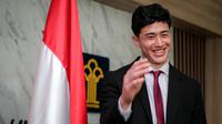 Kiper keturunan Indonesia-Iran, Cyrus Margono setelah mengambil sumpah Warga Negara Indonesia (WNI) di Kanwil Kemenkumham DKI, Cawang, Jakarta, Kamis (21/03/2024). (Bola.com/Bagaskara Lazuardi)