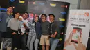 Sejumlah peserta berpose di photo booth yang telah disediakan panitia di CGV Blitz, Bandung, Minggu (7/8). Cinemaholic dan Panasonic Viera gelar nonton bareng Rebel's Team. (Liputan6.com/Gempu M Surya)