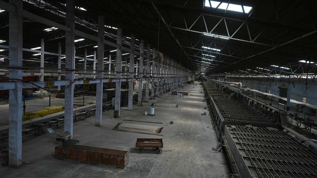 FOTO: Industri Ubin Keramik Terhenti Akibat Krisis Energi