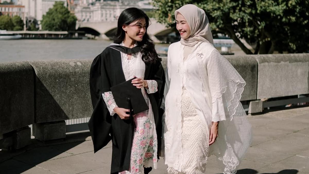 6 Potret Kebaya Namira Adjani saat Wisuda S2 di London, Paduan Kain Pink Menawan