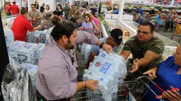 Warga Florida mengantre untuk membayar belanjaan mereka di BJ Wholesale, Miami, Selasa (5/9). Pasca Florida mengumumkan keadaan darurat menjelang badai Irma, warga menyerbu toko k memenuhi stok barang kebutuhan mereka. (Roberto Koltun/Miami Herald via AP)
