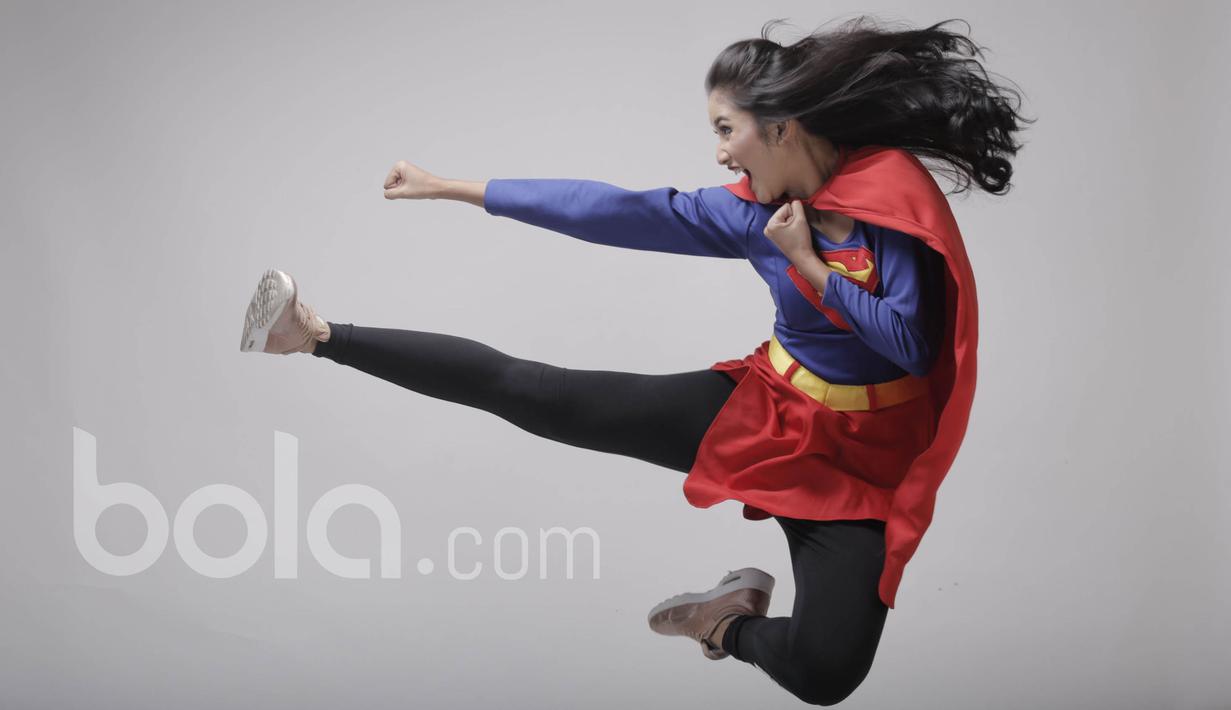 Karateka Indonesia, Claresta Taufan, melakukan sesi foto dalam rangka menyambut hari ulang tahun Bola.com di Studio Bola.com, Jakarta, Minggu (26/3/2017). (Bola.com/Peksi Cahyo)