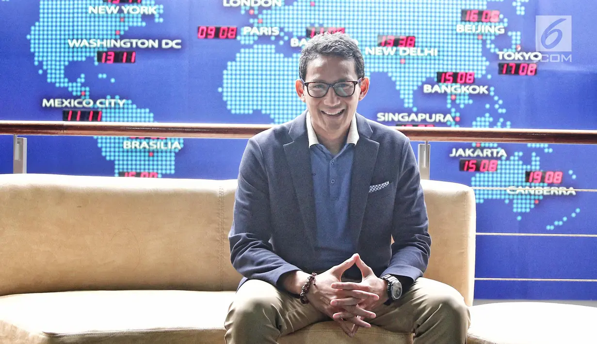 Calon wakil presiden Sandiaga Salahuddin Uno berpose saat berkunjung ke Kantor SCTV, Jakarta, Kamis (20/9). Sandiaga maju sebagai calon wakil presiden dari calon presiden Prabowo Subianto pada Pilpres 2019. (Liputan6.com/Herman Zakharia)