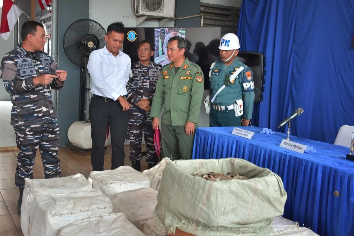 FOTO: TNI AL Gagalkan Penyelundupan Sisik Trenggiling di Perairan Banten