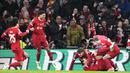 Pemain Liverpool merayakan gol yang dicetak oleh Virgil van Dijk ke gawang Chelsea pada laga final Carabao Cup 2023/2024 di Stadion Wembley, Minggu (25/2/2024). Virgil van Dijk jadi pahlawan berkat gol semata wayangnya. (AP Photo/Alastair Grant)