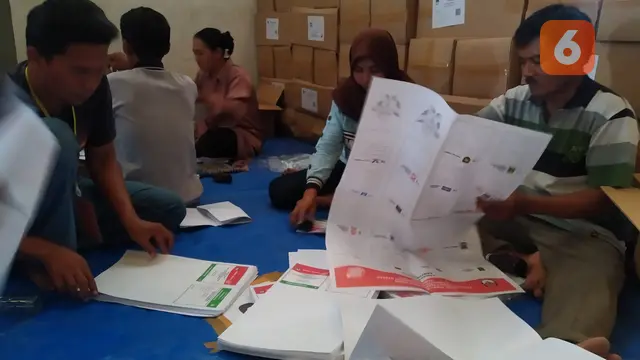 Proses pernyortiran dan pelipatan surat suara Pemilu 2024 di Gudang KPU Banyuwangi (Hermawan Arifianto/Liputan6.com)