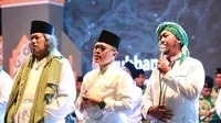 Salawat digelar di lapangan Maron Kecamatan Genteng, Jumat malam (22/11).