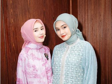 Penampilan berhijab Beby dan Caitlin langsung mencuri perhatian karena terlihat berbeda dari gaya mereka sehari-hari. Keduanya kompak mengenakan hijab yang dililitkan ke leher sambil menunjukkan gaun anggun mereka. Aura elegan mereka membuat para penggemar semakin tidak sabar menantikan film Setetes Embun Cinta Niyala di layar lebar. (Liputan6.com/IG/@caitlinhalderman)