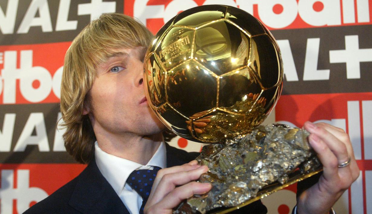 Pavel Nedved meraih Ballon d'Or satu musim sebelum Shevchenko. Pemain berkebangsaan Republik Ceska ini berhasil antar Juventus meraih gelar juara Serie A pada musim 2002/2003. Ia tercatat membukukan 14 gol dan 17 assist dalam 46 laga di semua pertandingannya. (Foto: AFP/Michal Svacek)