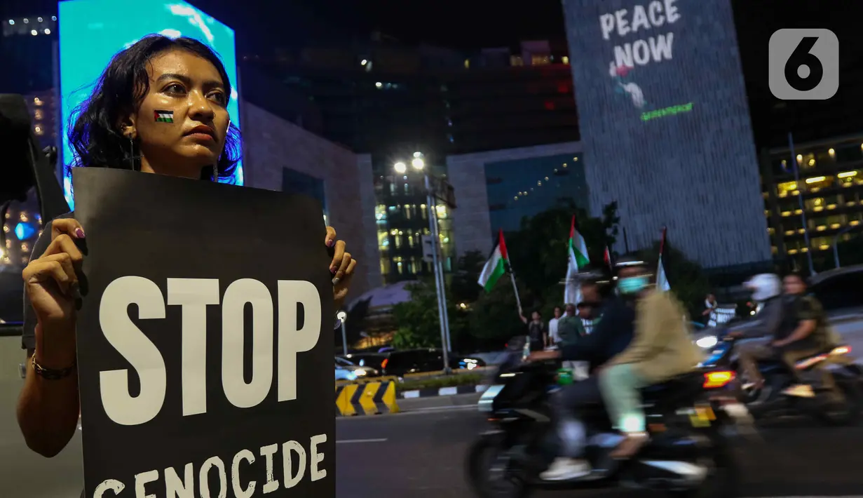 Aktivis Greenpeace Indonesia menggelar aksi solidaritas untuk Palestina di kawasan Bundaran HI, Jakarta, Jumat (3/11/2023). (Liputan6.com/Herman Zakharia)