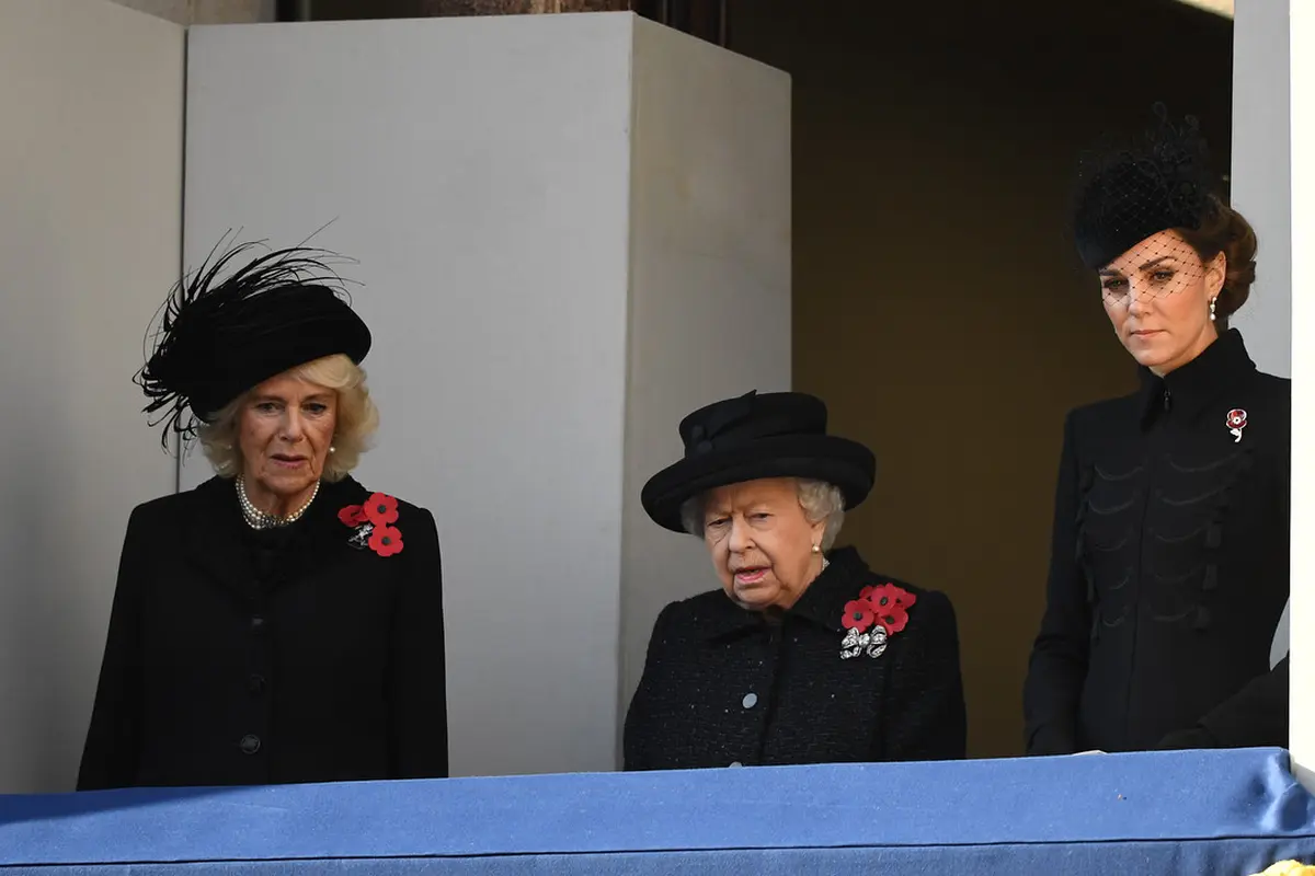 Meghan Markle Berdiri di Balkon yang Lebih Rendah dari Kate Middleton, Ini Alasannya