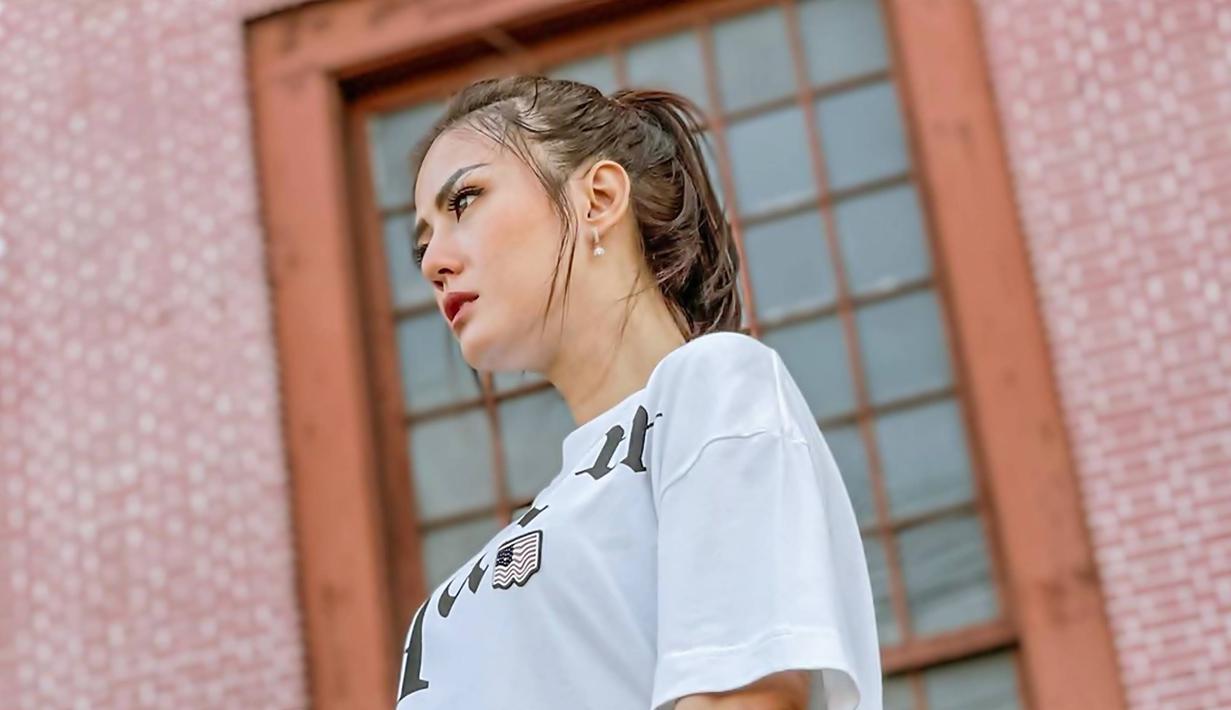 Wanita kelahiran kudus yang memiliki tato di lengannya ini biasanya tampil dengan gaya rambut yang digerai. Tampil dengan gaya rambut yang dikuncir membuat penampilannya terlihat berbeda dari biasanya. (Liputan6.com/IG/@nitagunawan09)