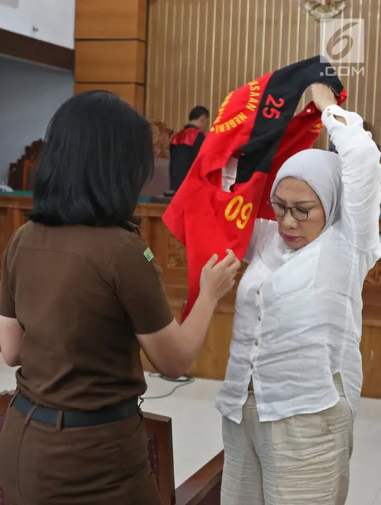 Terdakwa kasus dugaan penyebaran berita bohong atau hoaks Ratna Sarumpaet memakai rompi tahanan usai menjalani sidang lanjutan di PN Jakarta Selatan, Selasa (18/6/2019). Sidang tersebut beragenda pembacaan pledoi atau nota pembelaan dari terdakwa. (Liputan6.com/Herman Zakharia)