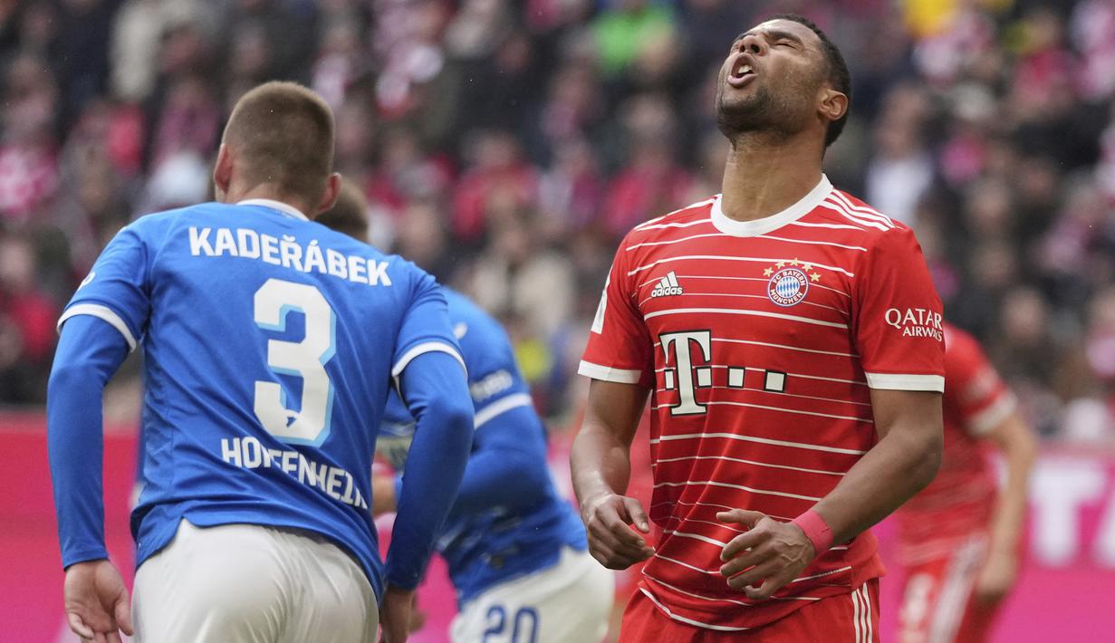 Reaksi kecewa Bayern Munchen, Serge Gnabry setelah kehilangan kesempatan mencetak gol di depan gawang Hoffenheim pada laga Liga Jerman 2022/2023 di Allianz Arena, Munich (15/4/2023). Serge Gnabry yang kini tak lagi jadi pilihan utama di Bayern Munchen setelah kalah bersaing dengan Leroy Sane tergolong pemain serbabisa. PSG dapat memaksimalkan perannya untuk membentuk trisula maut baru bersama Kylian Mbappe dan Neymar. (AP Photo/Matthias Schrader)