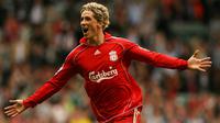 Fernando Torres. Striker Spanyol yang kini berusia 38 tahun dan telah pensiun pada Agustus 2019 bersama Sagan Tosu ini didatangkan Liverpool dari Atletico Madrid pada awal musim 2007/2008 dengan nilai transfer 38 juta euro. Ia langsung tampil tajam di musim pertamanya di Liga Inggris dengan mencetak 24 gol dan 4 assist. Bertahan hingga tengah musim 2010/2011 ia total tampil dalam 141 laga di semua ajang dengan torehan 80 gol dan 20 assist. Saat ini ia menjabat asisten manajer Atletico Madrid U-19 sejak Juli 2021. (AFP/Paul Ellis)