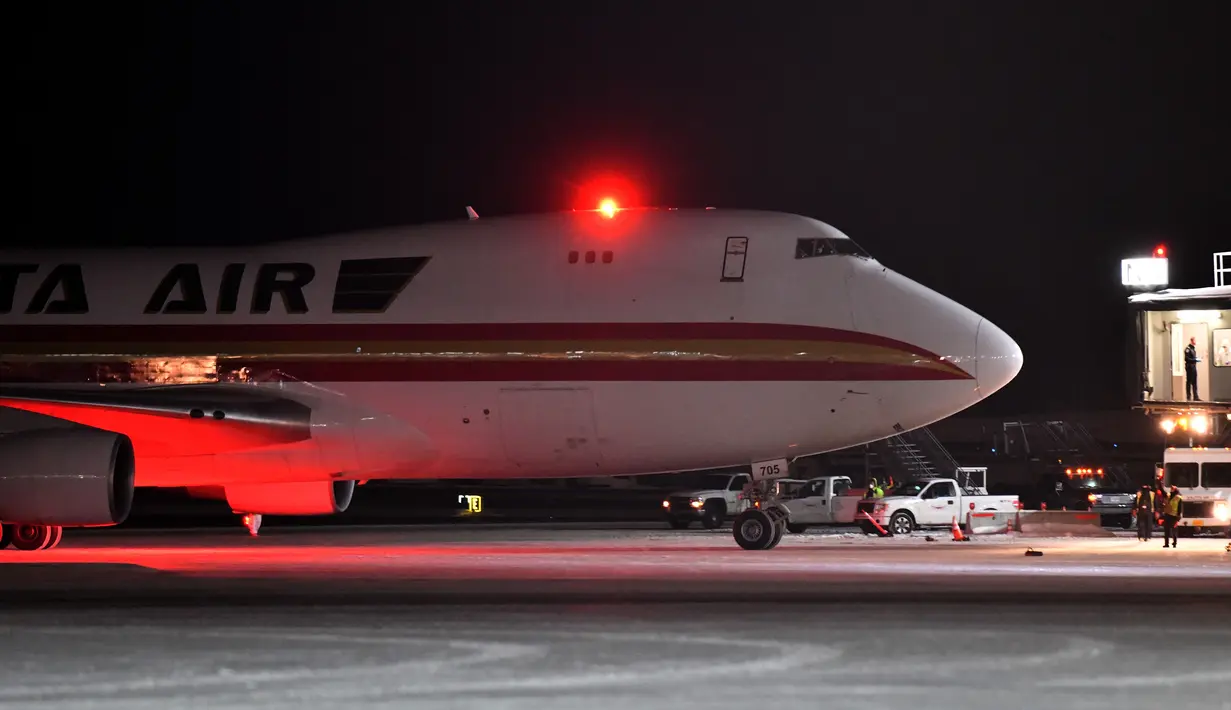 Pesawat yang mengangkut warga dan diplomat Amerika Serikat (AS) tiba di Ted Stevens Anchorage International Airport, Alaska, Selasa (28/1/2020). AS menyewa pesawat untuk mengevakuasi 240 warga dan diplomatnya dari Wuhan sehubungan dengan wabah virus corona. (Lance King/Getty Images/AFP)