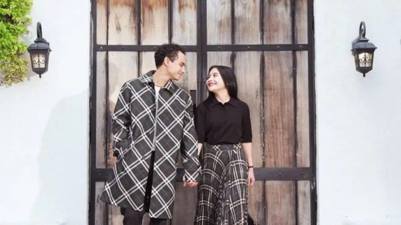 Pesona Prilly dan Omara dalam pemotretan terbaru. (credit:instagram.com/prillylatuconsina96/winstong