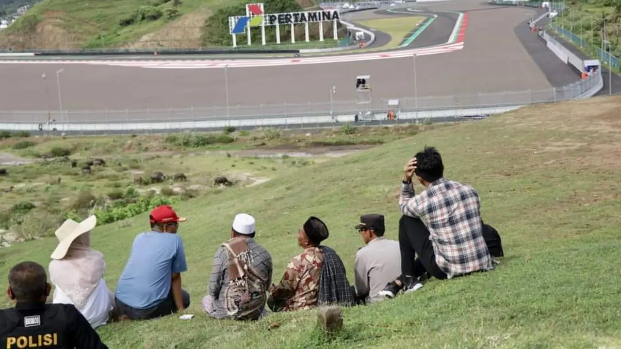 10 Potret Gubernur NTB dan Warga Lokal Nonton Gratis MotoGP Mandalika 2022 dari Atas Bukit Seger