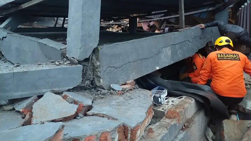 FOTO: Gempa Majene Robohkan Rumah dan Bangunan di Mamuju