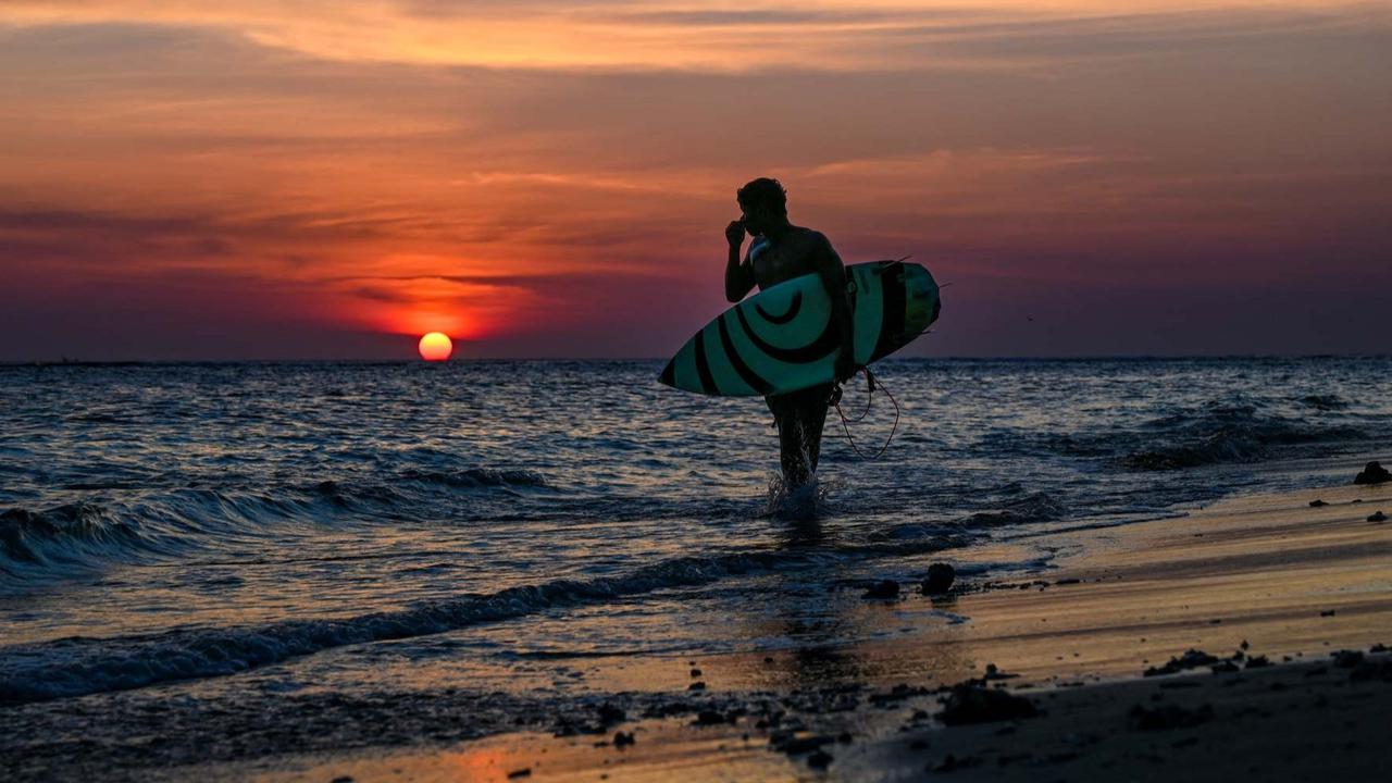 FOTO: Jarang Tersorot, Begini Keindahan Pantai Lhoknga Aceh Jadi Surganya Peselancar di Ujung Barat Indonesia