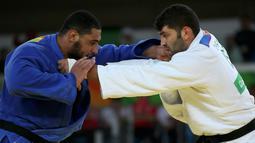 Pejudo Mesir Islam El Shehaby (kiri) enggan menjabat tangan pejudo Israel Or Sasson (kanan) yang mengalahkannya saat berlaga di Olimpiade Rio 2016, Brasil pada 12 Agustus 2016. (REUTERS/Toru Hanai)