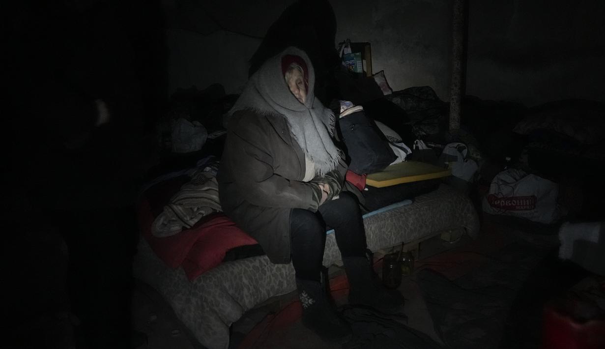 Seorang warga lanjut usia bersembunyi di ruang bawah tanah untuk berlindung tanpa listrik, air atau makanan di pusat kota Irpin, barat laut Kiev, pada Jumat (11/3/2022). Invasi Rusia ke Ukraina sudah memasuki hari ke-16 pada hari Jumat ini. (AP Photo/Efrem Lukatsky)