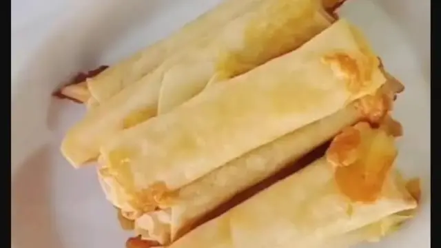 Keju mozzarella stick dan kulit pangsit.