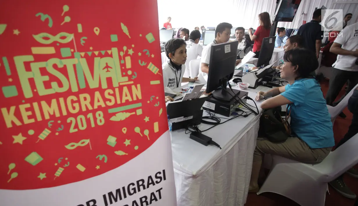 Sejumlah warga menjalani proses wawancara pembuatan paspor dalam acara Festival Keimigrasian di Lapangan Barat Daya Monas, Jakarta, Minggu (21/1). Kegiatan ini dalam rangka menyambut HUT Imigrasi pada 26 Januari 2018 nanti. (Liputan6.com/Arya Manggala)
