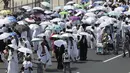 Ratusan umat muslim berjalan di di salah satu jalan di Mina, Arab Saudi, Kamis (24/9/2015). Sekitar dua juta umat muslim dari berbagai negara berkumpul untuk melakukan prosesi lempar jumrah di Mina. (REUTERS/Ahmad Masood)