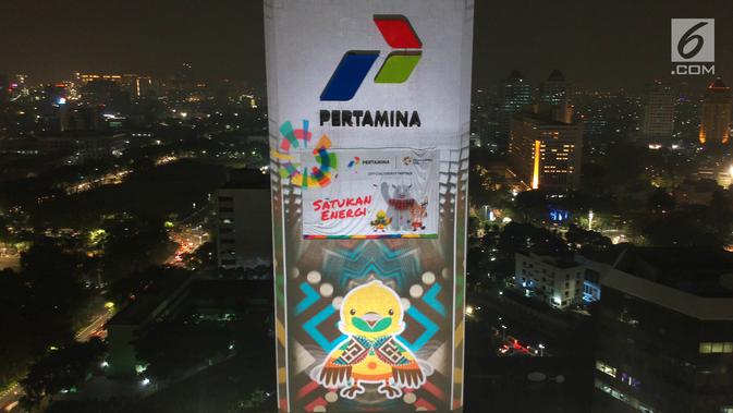 Maskot Asian Games  2018, Bhin-Bhin terpampang di video mapping atau layar bergerak di Gedung Utama Pertamina, Jakarta, Kamis (5/7). (Liputan6.com/Arya Manggala)