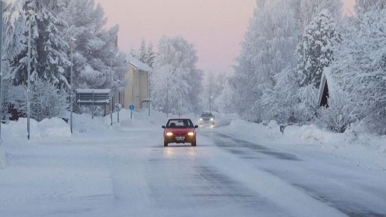 Lapisan tebal salju juga menutup jalan raya di desa Vitangi di kotamadya Kiruna di utara Swedia.