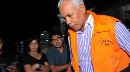 Yesaya Sombuk diperiksa sebagai tersangka kasus dugaan suap pembangunan tanggul laut di Biak Numfor, Jakarta, Rabu (25/6/14). (Liputan6.com/Faisal R Syam)