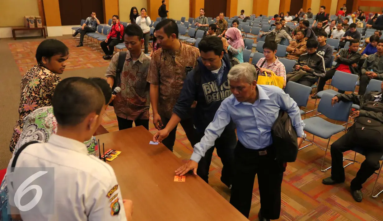 Masyarakat memberikan nomor antrian kepada petugas untuk mengikuti program tax amnesty, Jakarta, Jumat (30/9). Para wajib pajak (WP) ini ingin mendapatkan tarif tebusan termurah 2 persen. (Liputan6.com/Angga Yuniar)