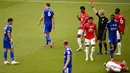 Bek Leicester City, Jonny Evans, mendapat kartu merah saat melawan Manchester United pada laga Premier League di Stadion King Power, Minggu (26/7/2020). Manchester United menang dengan dua gol tanpa balas. (Oli Scarff/Pool via AP)