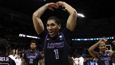 Pebasket Indonesia, Derrick Michael merayakan kemenangan timnya, Grand Canyon Antelopes setelah mengalahkan Saint Mary pada putaran pertama Divisi I NCAA yang berlangsung di Spokane Veterans Memorial Arena, Washington, Amerika, Minggu (23/03/2024) WIB. (AFP/Getty Images/Steph Chambers)