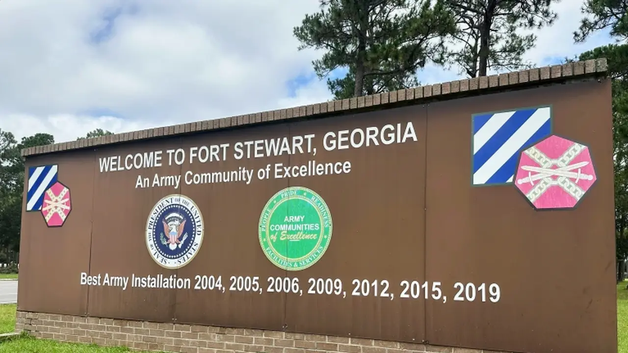 Papan Tanda di Luar Gerbang Utama Fort Stewart, AS (AP/Russ Bynum)