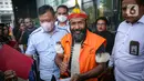 Tersangka dugaan tindak pidana pencucian uang (TPPU) Bupati nonaktif Mamberamo Tengah Ricky Ham Pagawak (tengah) berjalan menuju mobil tahanan usai menjalani pemeriksaan di Gedung KPK, Jakarta, Senin (19/6/2023). Tersangka Ricky Ham Pagawak menyatakan penolakan untuk menandatangani berkas P21 karena merasa tidak adil kasusnya disidangkan di luar Papua. (Liputan6.com/Faizal Fanani)
