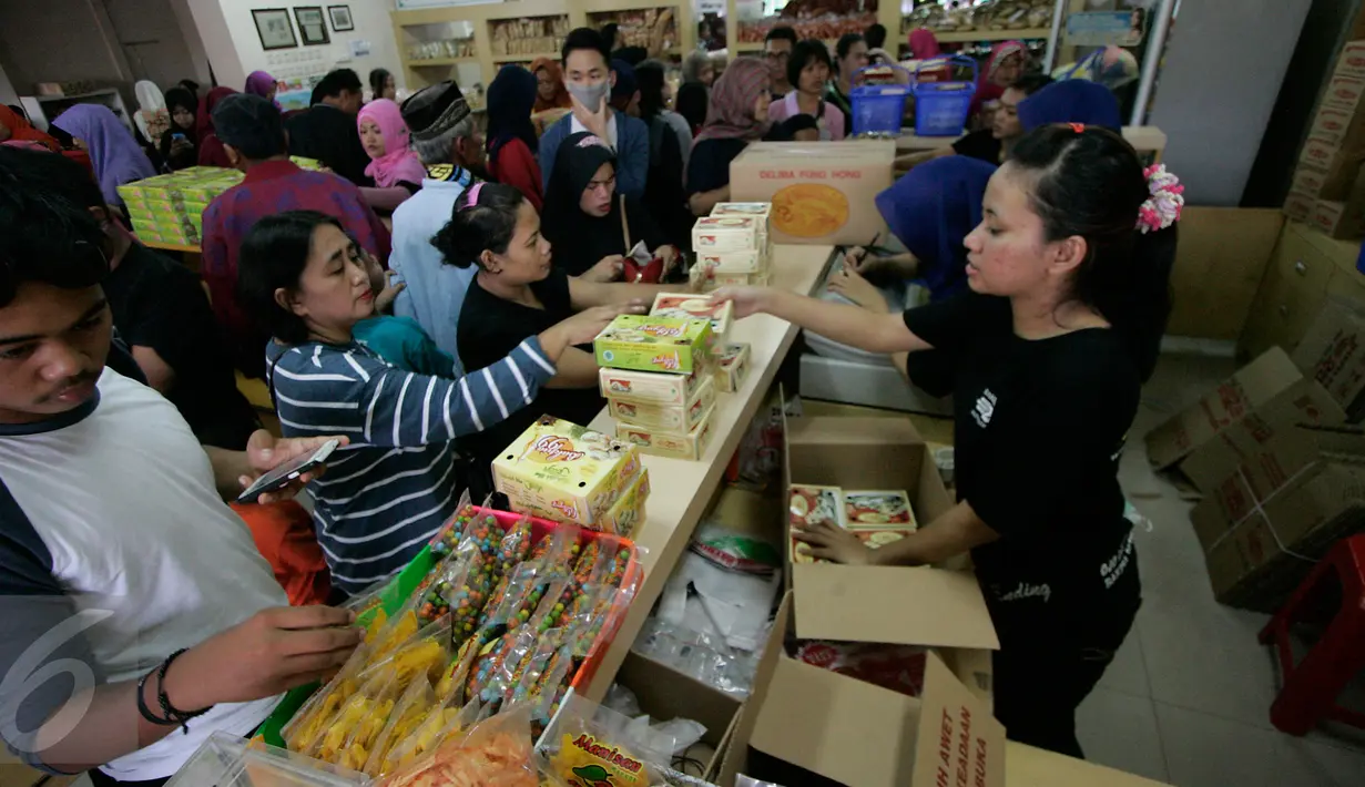 Wisatawan saat akan membayar bakpia di pusat oleh-oleh bakpia pathok,Yogyakarta,(10/7).Pusat oleh-oleh khas yogyakarta banyak di kunjungi wisatawan untuk di bawa pulang ke kotanya masing masing.(Boy Harjanto)