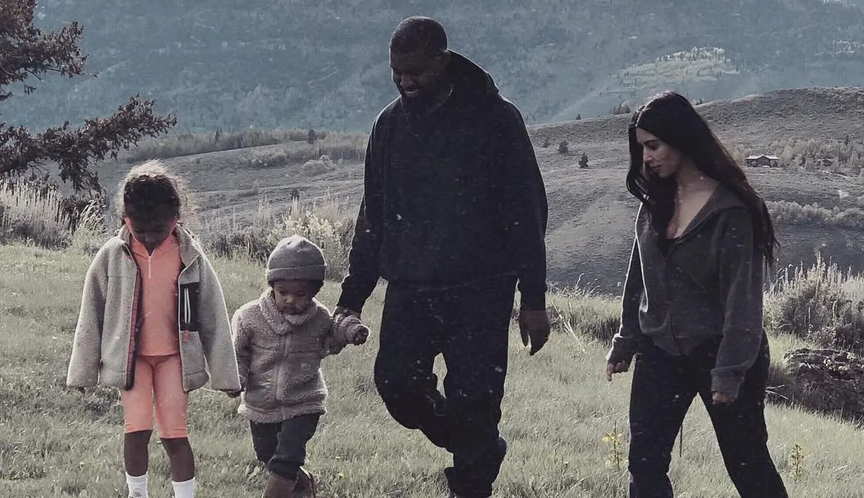 Sementara itu, hubungan Kim Kardashian dan Kanye West pun baik-baik saja. Bahkan Kim memamerkan bahagianya keluarga kecil mereka saat ini. (instagram/kimkardashian)