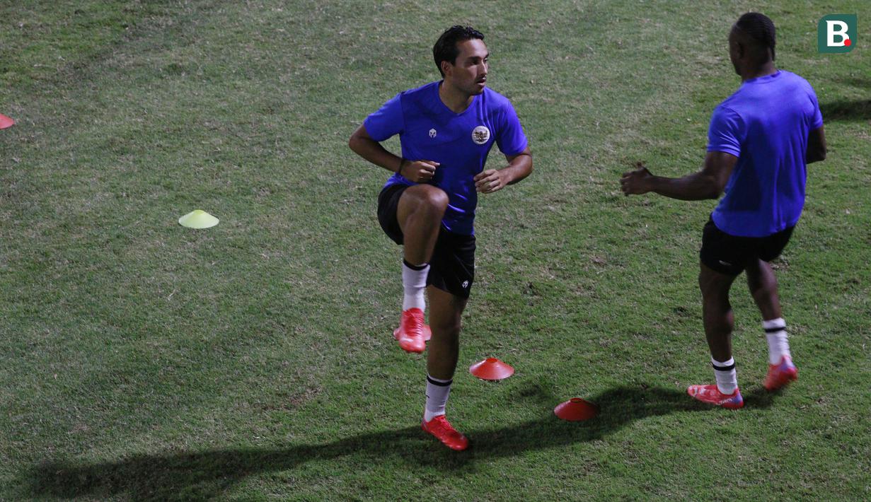 Pemain naturalisasi Timnas Indonesia, Ezra Walian (kiri), melakukan pemanasan saat sesi latihan di Lapangan B Senayan, Jakarta, Selasa (9/11/2021). (Bola.com/M Iqbal Ichsan)