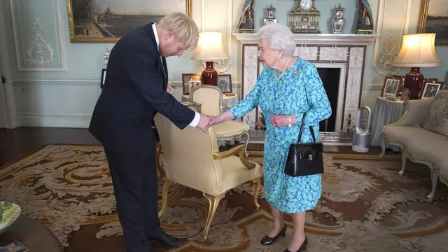 PM Inggris Boris Johnson dan Ratu Elizabeth II (WPA Pool Photos / Pool)