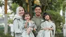 Dwi Handayani juga tampil kompak dengan keluarga kecilnya mengenakan baju Lebaran bernuansa hijau. Dwi Handayani mengenakan kaftan dress kembar bersama 2 putrinya, sedangkan suaminya mengenakan baju koko hijau dengan celana panjang. Foto: Instagram.