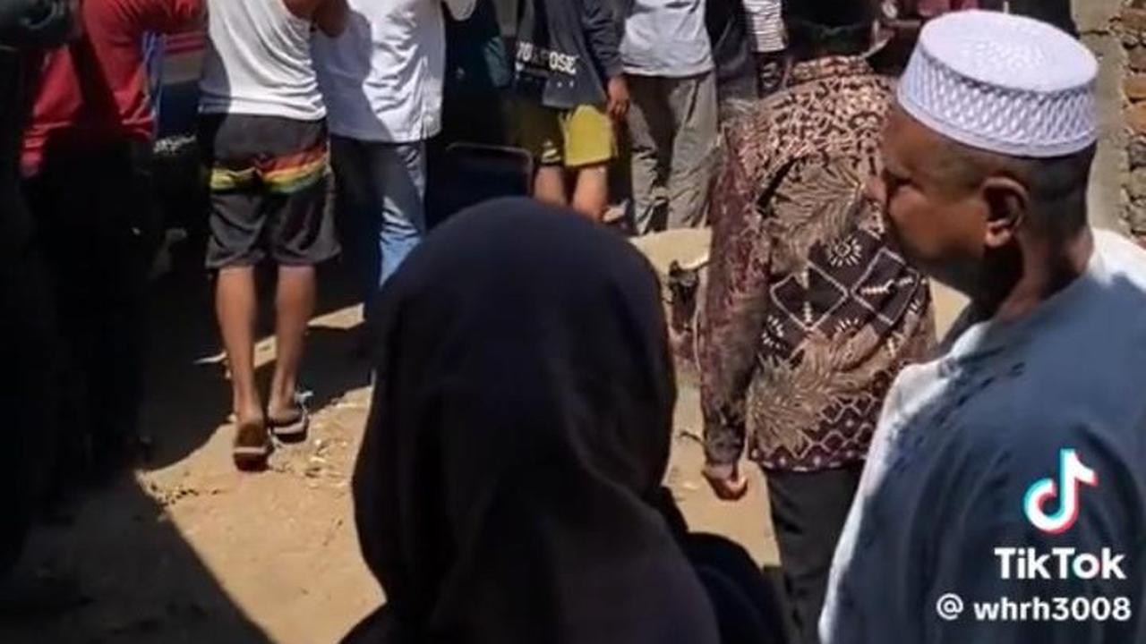 Sempat Viral karena Terombang Ambing di Lautan bersama Anaknya, Intip Proses Penurunan Perahu Baru Pak Aco