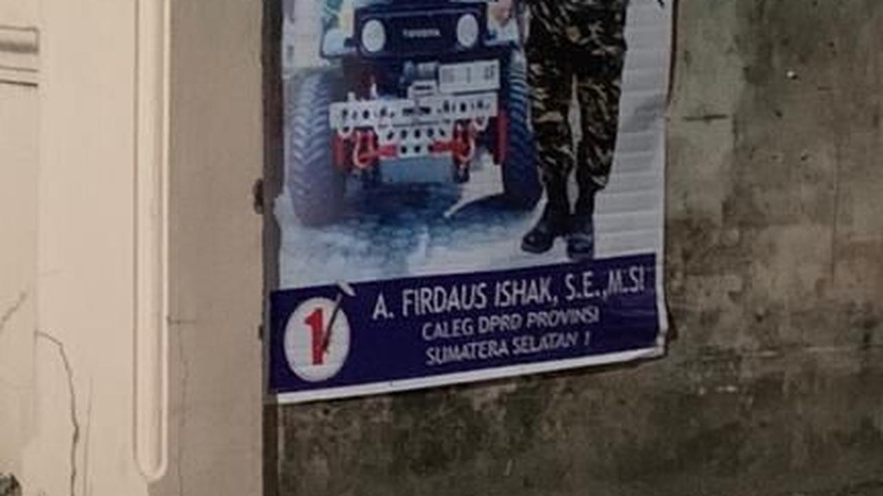 Heboh Poster Caleg Berseragam Mirip TNI di Palembang, Bergaya Bak Komandan dengan Tongkat Komando