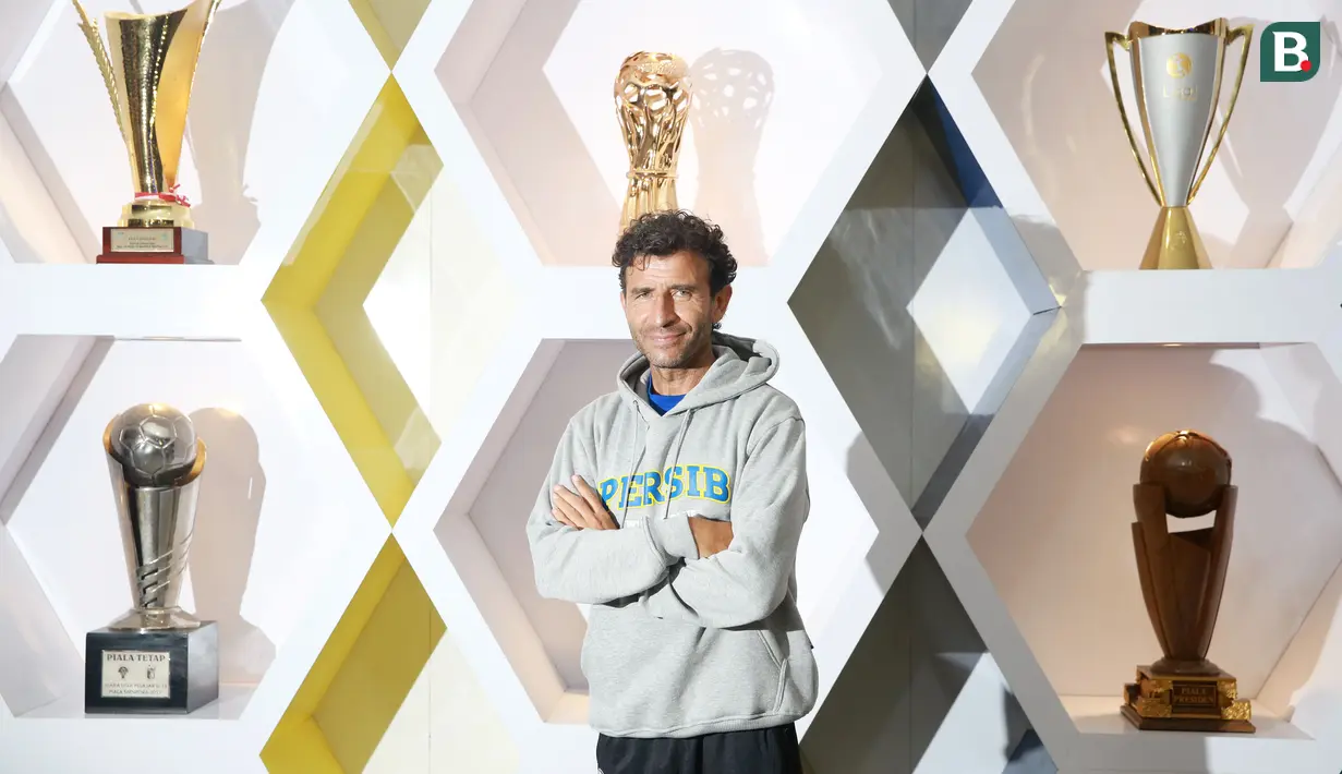 Pada Agustus 2022, keputusan Persib Bandung menunjuk Luis Milla pun mendapatkan respons yang tergolong besar khusunya bagi para bobotoh. (Bola.com/M Iqbal Ichsan)