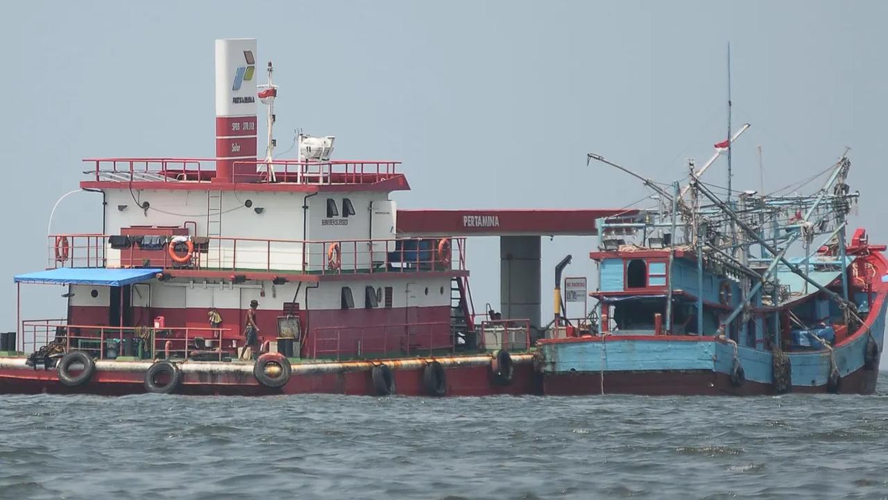 SPBU terapung Pertamina kembali menyediakan layanan kebutuhan bahan bakar minyak (BBM) untuk aktivitas perkapalan di perairan pesisir Muara Angke, Jakarta Utara, Kamis (14/12/2023).