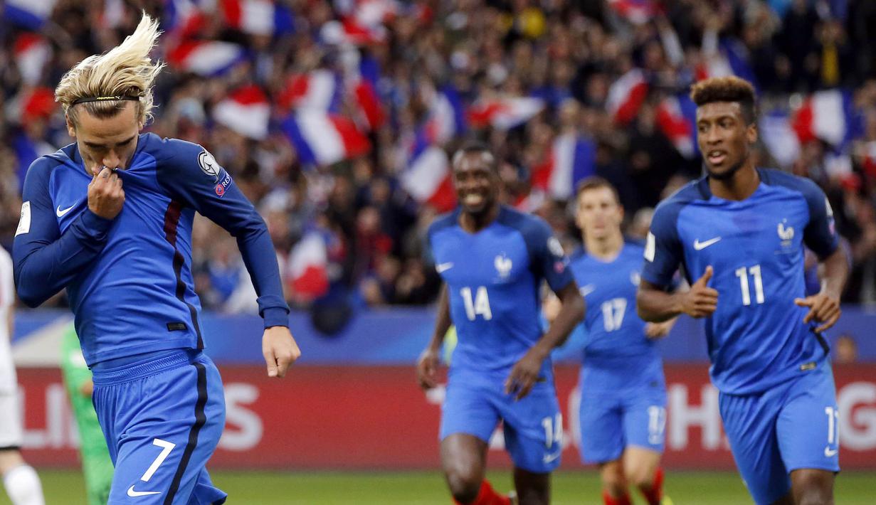 Striker Prancis, Antoine Griezmann, melakukan selebrasi usai mencetak gol ke gawang Belarusia pada laga Kualifikasi Piala Dunia 2018 di Stadion Stade de France, Paris, Selasa (10/10/2017). Prancis menang 2-1 atas Belarusia. (AP/Michel Euler)