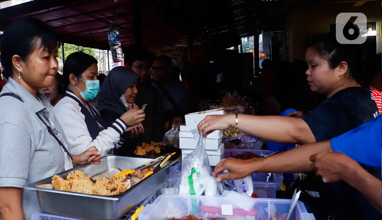 Jelang buka puasa di hari pertama Bulan Ramadhan 1444 Hijriah, pasar takjil di Jalan Bendungan Hilir, Jakarta Pusat, diserbu warga. (Liputan6.com/Herman Zakharia)