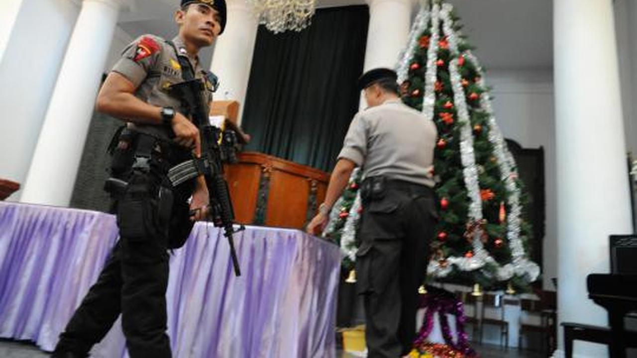 Tim Gegana Polri melakukan penyisiran gereja
